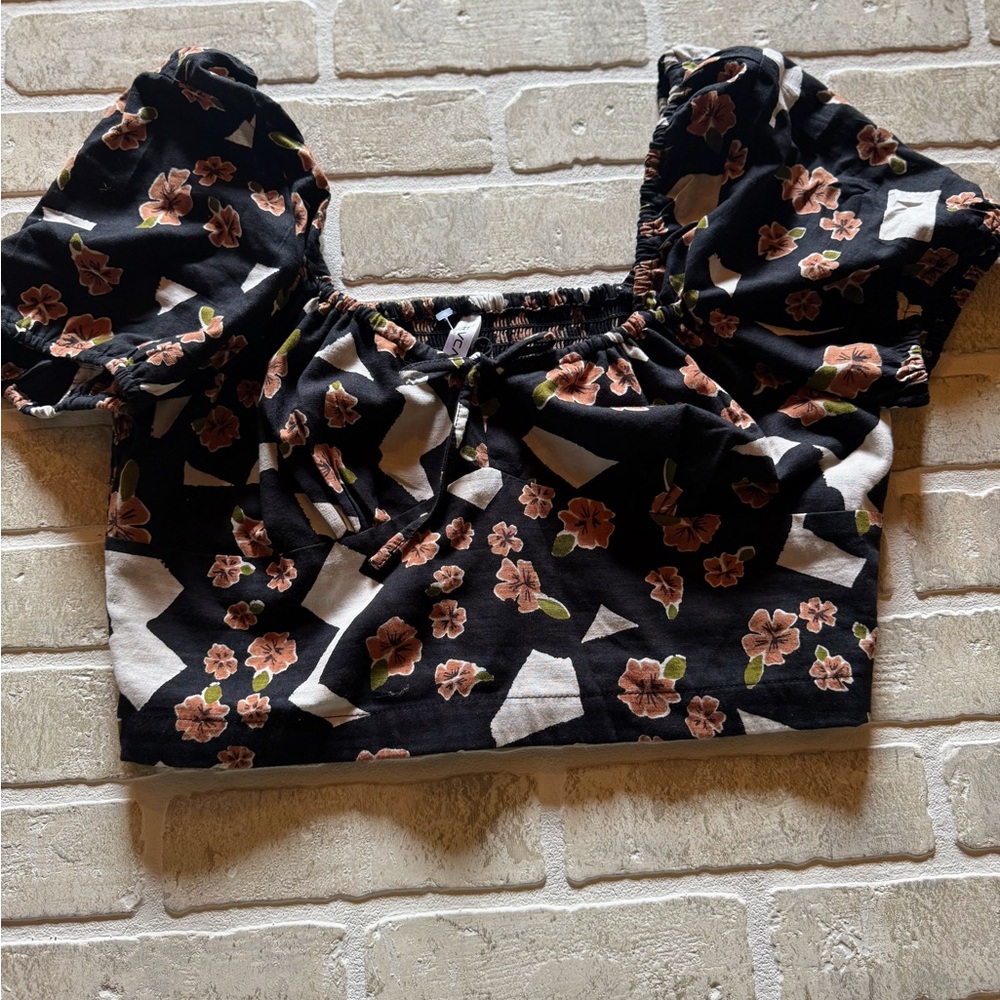 NWOT RVCA Black Floral Puff Sleeve Blouse